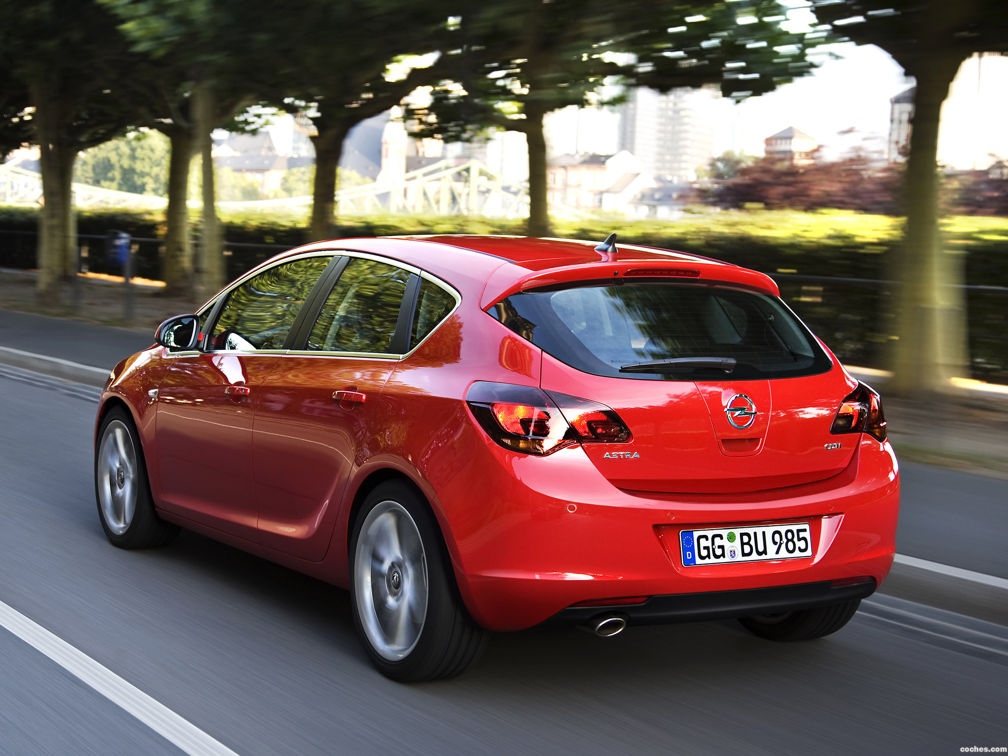 Картинка хэтчбек. Opel Astra j 1.6.