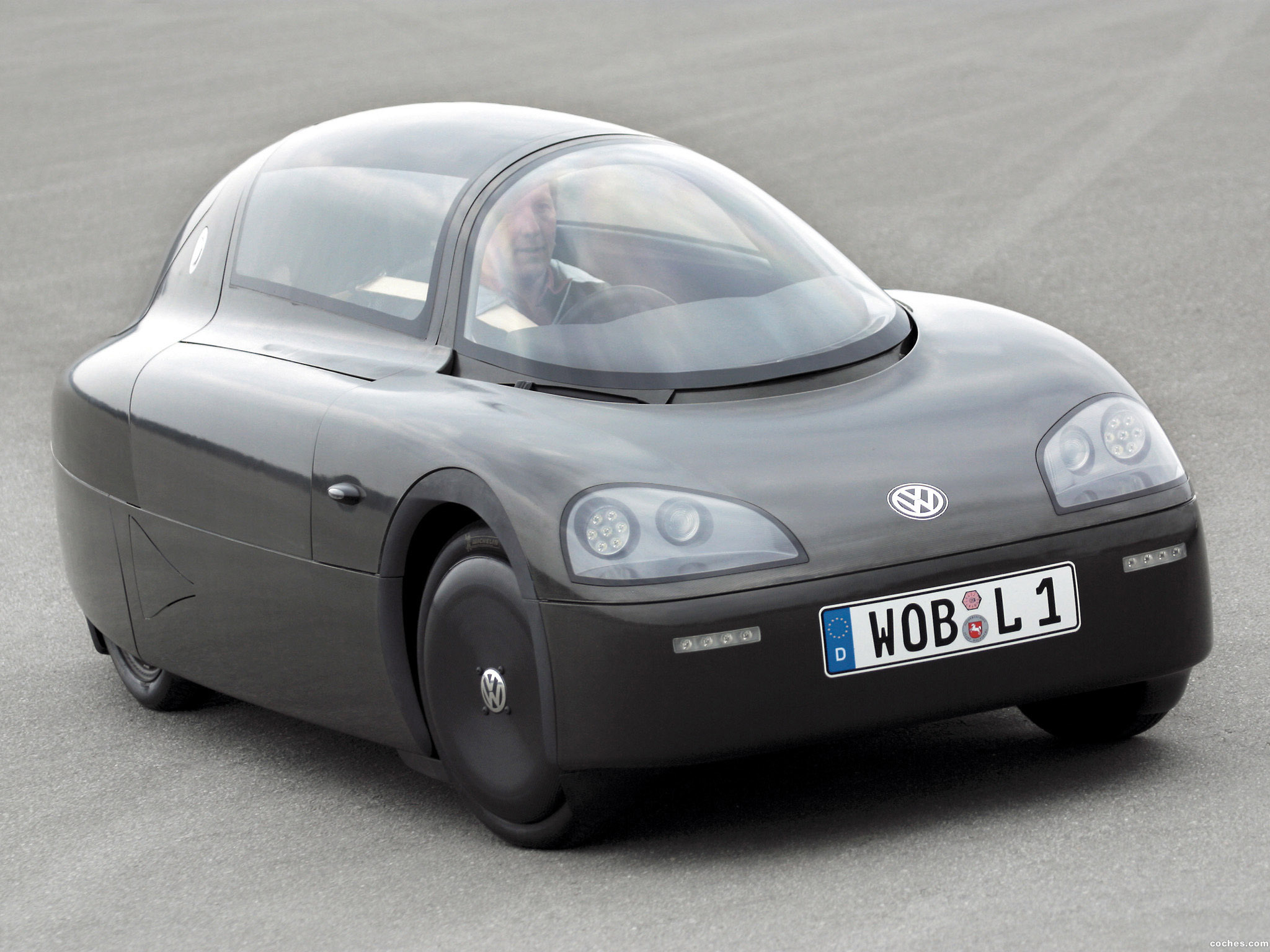 Машина в писюне. VW 1 Liter Concept 2002. Фольксваген концепт 2002. Концепт Volkswagen 2003. Страшные машины.
